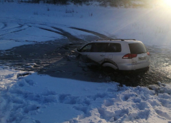 В Липецке в районе Сырского Рудника под лед провалился автомобиль 